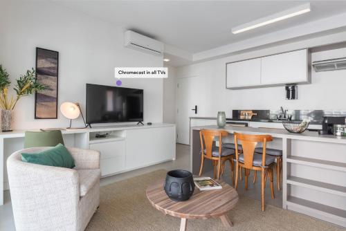 Un televisor o un centro de entretenimiento en Sofisticado apartamento en tres islas de la Avenida Paulista