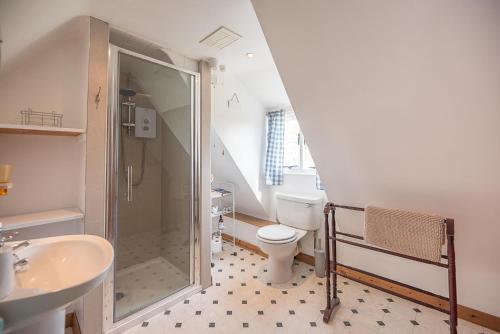 A bathroom at Heart's Ease in Dallinghoo nr Woodbridge - Air Manage Suffolk