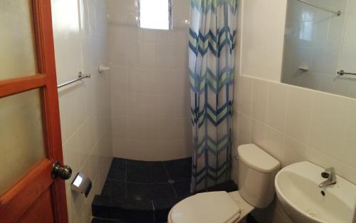 y baño con aseo, ducha y lavamanos. en La Casa de Leonardo YANAHUARA, en Arequipa