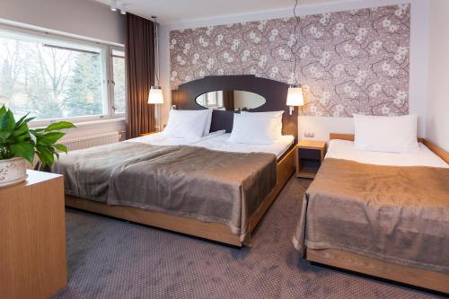 Un pat sau paturi într-o cameră la Paide SPA Hotell