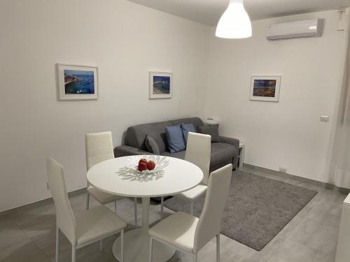ein Wohnzimmer mit einem Tisch und einem Sofa in der Unterkunft Appartamento Suite Calipso in Pozzallo