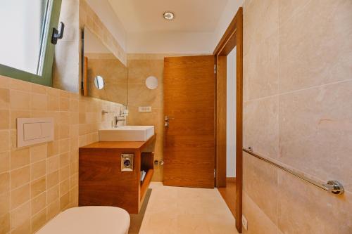 een badkamer met een toilet en een wastafel bij Vila Štala in Malinska