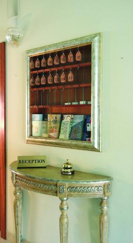 a table in a room with a shelf with books at Villa Helvetia in Grottammare