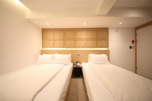two beds in a small room with at Hotel Vantt in Gwangju