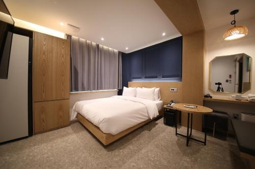 Tempat tidur dalam kamar di Hotel Vantt