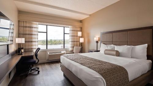 Katil atau katil-katil dalam bilik di Best Western Plus Coastline Inn