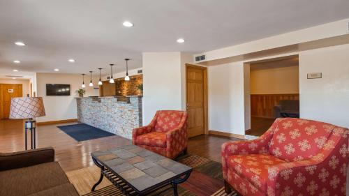 Kuchyň nebo kuchyňský kout v ubytování Sturgis Lodge and Suites