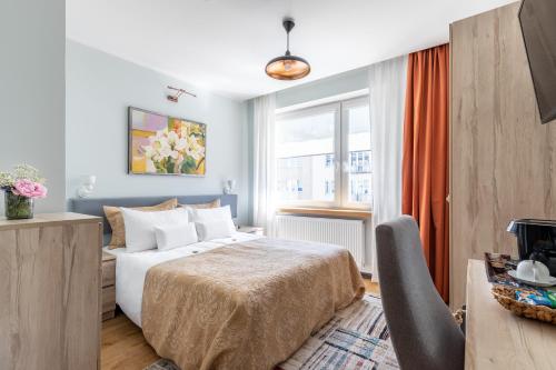 a hotel room with a bed and a window at Apartamenty Efekt 72 in Gdynia