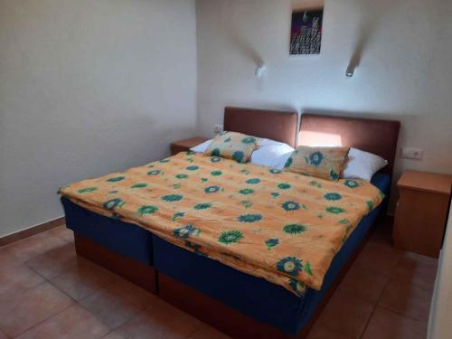 バラトンヴィラーゴシュにあるApartment Balatonvilagos/Balaton 30360のベッドルーム1室(黄色い毛布付きのベッド1台付)