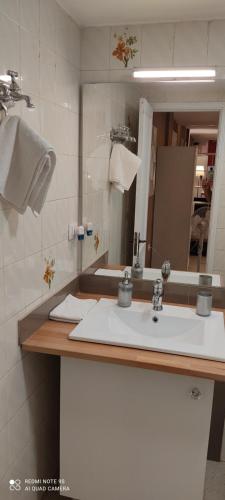 ein Badezimmer mit einem weißen Waschbecken und einem Spiegel in der Unterkunft Apartamento TRISTANA in Vecindario