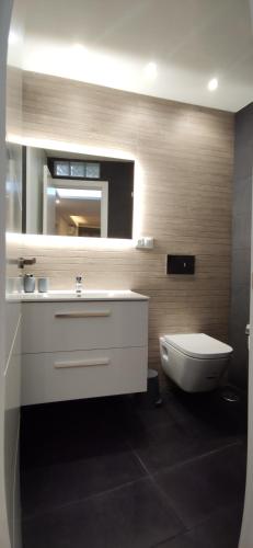 een badkamer met een witte wastafel en een toilet bij Rual Centro apartamento in Ronda