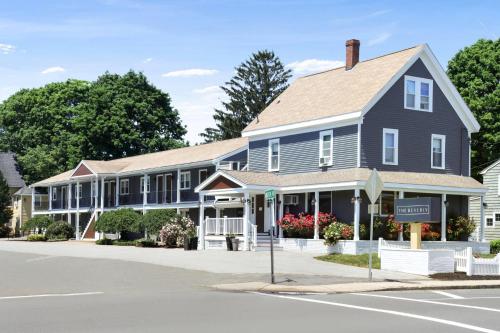 una casa blu all'angolo di una strada di The Beverly a Beverly