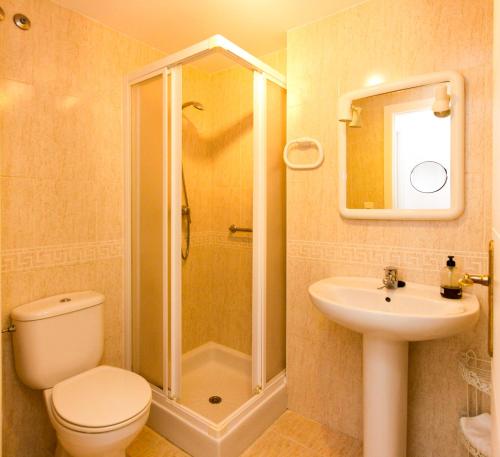 a bathroom with a shower and a toilet and a sink at Apartamento Las Alondras 3-6PAX by costablancarent in Denia