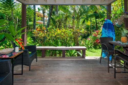 Secluded beachfront resort, most romantic spot on Kauai, totally updated inside
