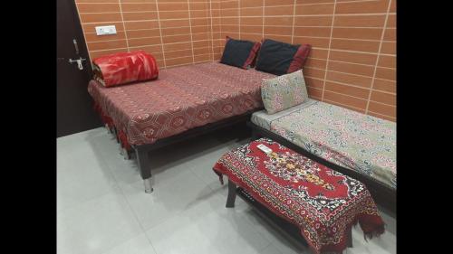 מיטה או מיטות בחדר ב-Room in Guest room - Posh Foreigner Place Luxury Room In Lajpat Nagar