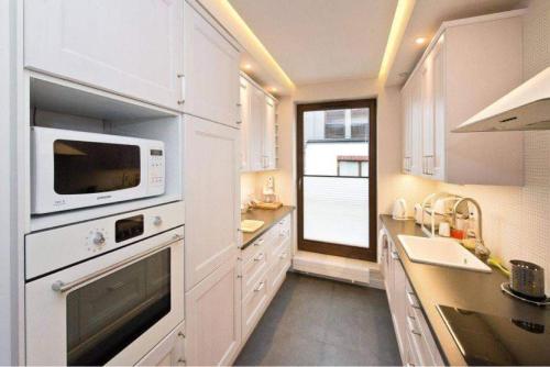 Küche/Küchenzeile in der Unterkunft 777 Apartments & Cars _ Main City