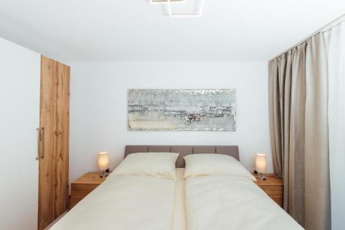 Una cama o camas en una habitación de Naturoase Appartements Mirnock