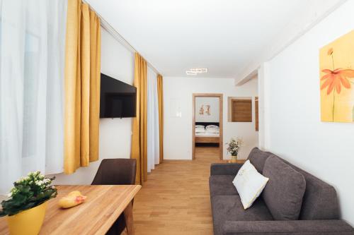 Una televisión o centro de entretenimiento en Naturoase Appartements Mirnock