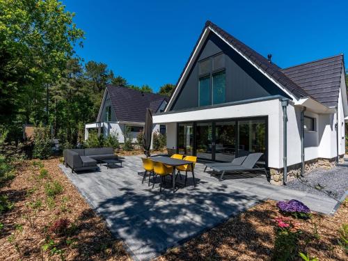 Energy neutral villa located in Den Burg with wellness area