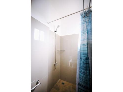 y baño con ducha y cortina de ducha. en OYO 789 Abn Residences en Bacólod