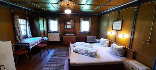 マリア・ルッガウにあるUnser kleines Bauernhausのベッド2台とテーブルが備わる客室です。