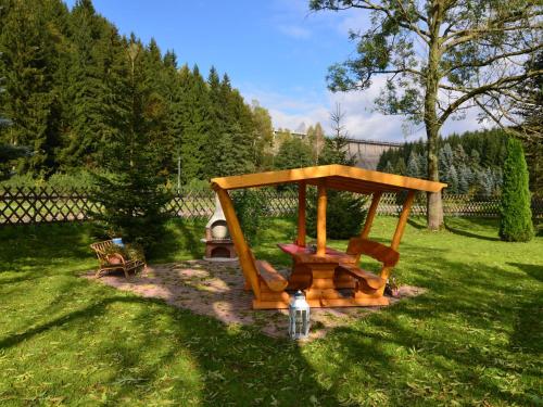 a small wooden play structure in a yard at Flat near the ski resort in Rauschenbach in Neuhausen