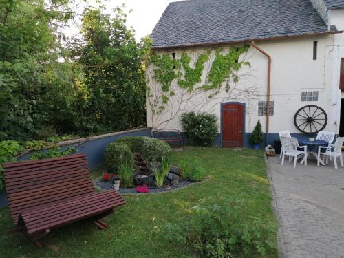 Taman di luar Ferienwohnung "Zur Poat"