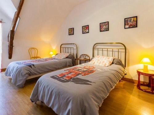 1 Schlafzimmer mit 2 Betten, 2 Tischen und Lampen in der Unterkunft Gîte Plesse, 4 pièces, 6 personnes - FR-1-306-1119 in Plessé