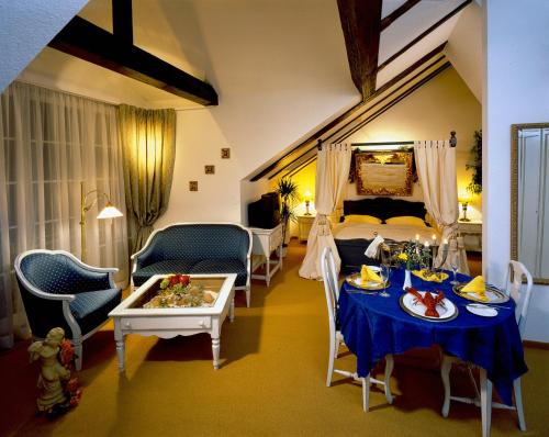 ein Zimmer mit einem Bett und einem Tisch mit Essen darauf in der Unterkunft Gasthaus Stobbermühle in Buckow