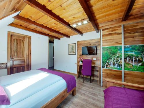Un pat sau paturi într-o cameră la Plitvice Ethno House