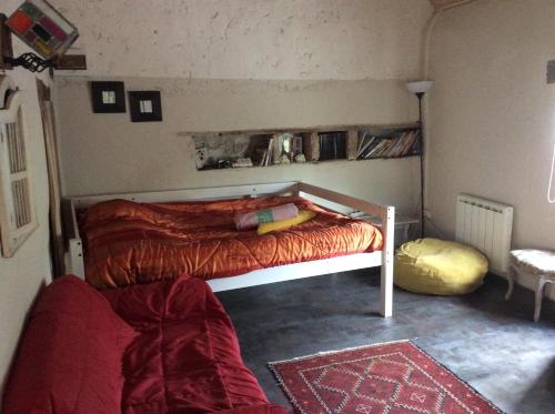 a bedroom with a bunk bed in a room at Atelier de peinture au Moulin de Gâteau - Atelier sur l'eau in La Vallée