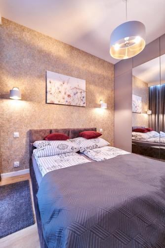 a bedroom with a large bed in a room at LAGUNA Apartament Polanica Residence 2 in Polanica-Zdrój