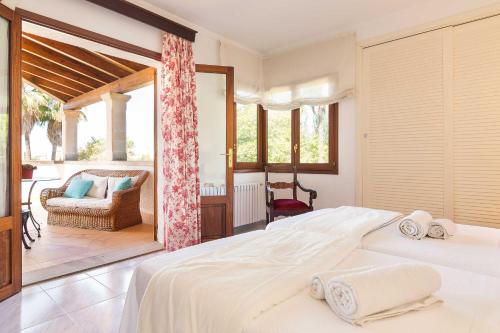 Ένα ή περισσότερα κρεβάτια σε δωμάτιο στο Finca bennassar