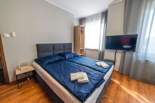 ein Schlafzimmer mit einem Bett mit zwei Handtüchern darauf in der Unterkunft Pensjonat w Mikołajkach in Mikołajki
