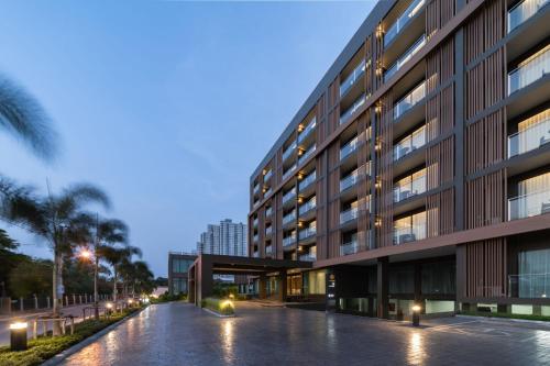 an empty street in front of a building at Mandarin Eastville, Pattaya - SHA Extra Plus in Pattaya North
