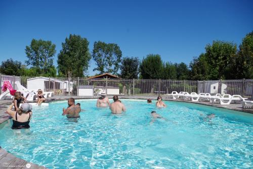 un groupe de personnes dans une piscine dans l'établissement Camping Val de Boutonne, à Saint-Jean-dʼAngély