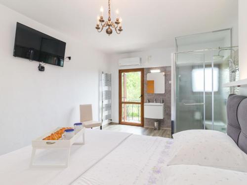 Giường trong phòng chung tại Holiday Home Nevenka by Interhome