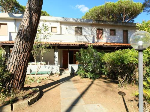 a house with a tree in front of it at Holiday Home Barracuda by Interhome in Principina a Mare