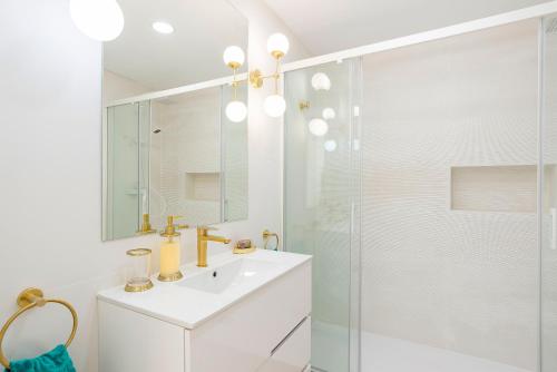 Et badeværelse på Elviria Playa White Pearl Beach