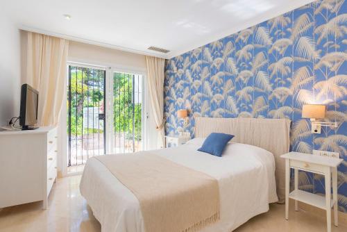 En eller flere senge i et værelse på Elviria Playa White Pearl Beach