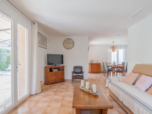 un salon avec un canapé et une table dans l'établissement Villa Les Galandos by Interhome, à Saint-Aygulf