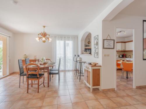 une salle à manger et un salon avec une table et des chaises dans l'établissement Villa Les Galandos by Interhome, à Saint-Aygulf