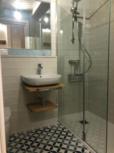 a bathroom with a sink and a shower at Apartamento completamente equipado en Pontedeume. in Puentedeume
