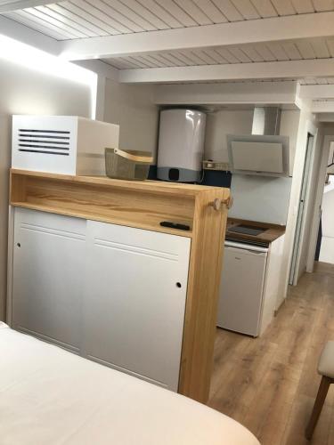 a kitchen with a counter with a microwave and a stove at Apartamento completamente equipado en Pontedeume. in Puentedeume