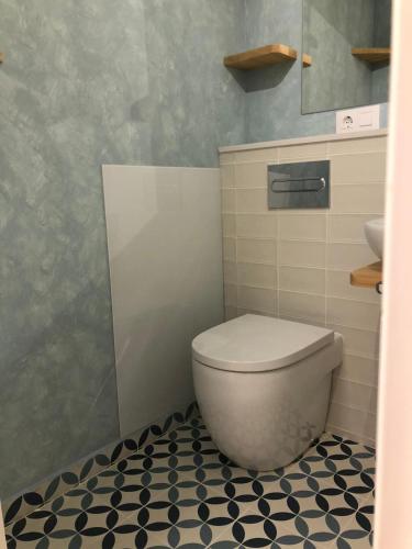 a bathroom with a white toilet and a sink at Apartamento completamente equipado en Pontedeume. in Puentedeume