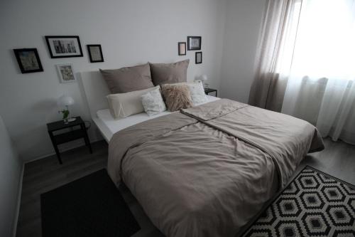 Un pat sau paturi într-o cameră la Ferienwohnung Blumengarten