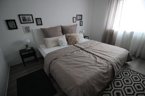 a bedroom with a large bed and a window at Ferienwohnung Blumengarten in Marburg an der Lahn