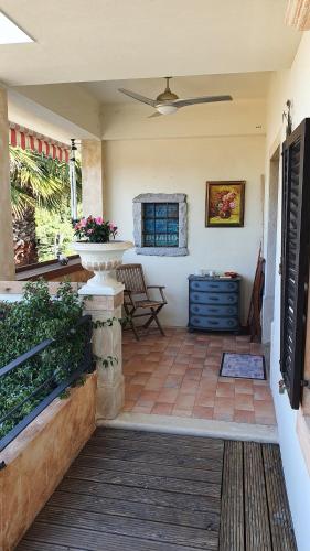 Zimmer mit einer Terrasse mit einem Tisch und einem Ventilator in der Unterkunft Studio-apartments Monfort in Portorož