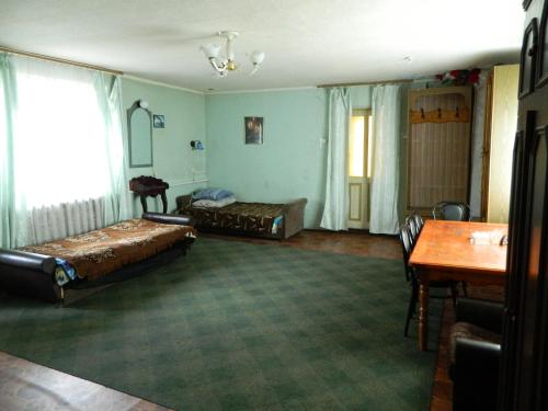 un soggiorno con letto e tavolo di Готель АРГО a Khrystynivka