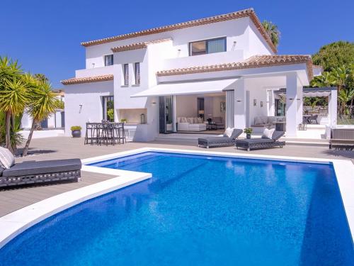 VACATION MARBELLA I Villa Lina, Golf Valley, Private Heated Pool, Jacuzzi, Gated Community, Close to Puerto Banus